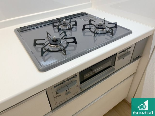 神戸市北区君影町　新築一戸建ての設備|ダブル高火力Ｓｉセンサー付きコンロ！３口あるので、まとめて料理をする時も大活躍！