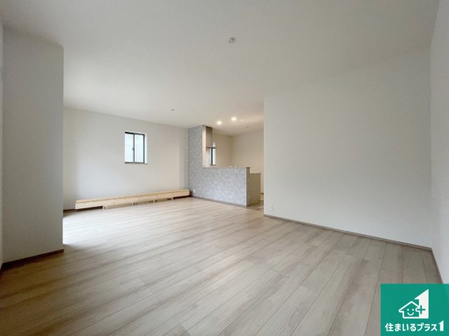 神戸市北区君影町　新築一戸建ての居間・リビング|シンプルなリビングは、観葉植物等のインテリアを楽しめますね！パパ好みにも、ママ好みにも家具次第で雰囲気を変えることができます！