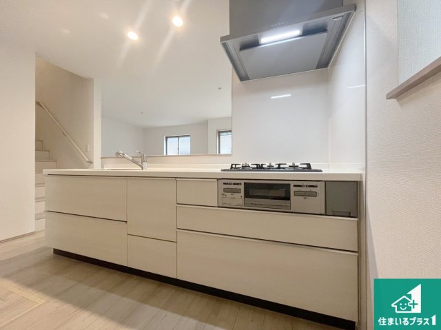 神戸市北区君影町　新築一戸建てのキッチン|明るいリビングで朝の目覚めもスッキリできそう！対面キッチンでご家族のコミュニケーションも自然と増える設計！小さなお子様が遊ぶスペースを作っても広々とくつろげるLDK！