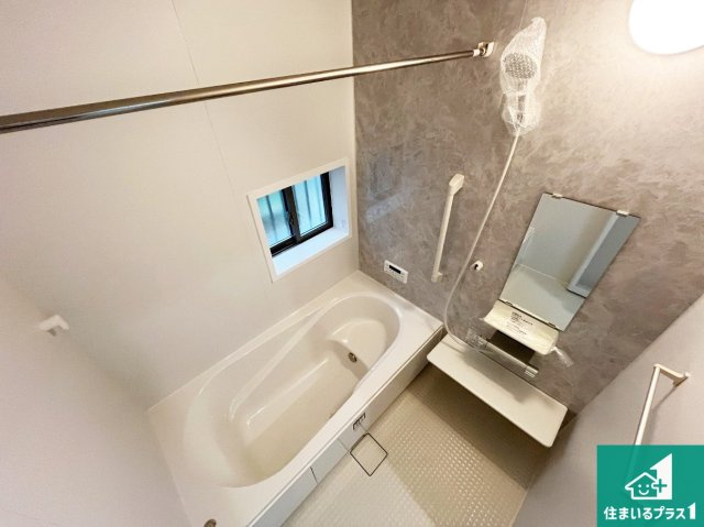 神戸市北区君影町　新築一戸建ての浴室|足をゆったり伸ばして寛げる浴槽です。窓が設けられていますので差し込む光が明るく穏やかな雰囲気にしてくれます♪浴室乾燥機も設置しているので、雨の日の洗濯物も安心です♪