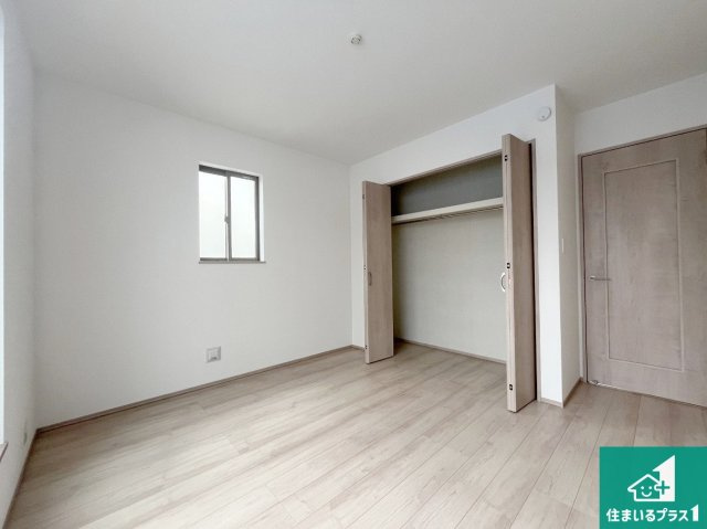 神戸市北区君影町　新築一戸建ての洋室|寝室は心地よい眠りについてもらいたくて、シンプルかつ開放的な空間な設計にしています！大きな窓から差し込む日が心地いいです♪