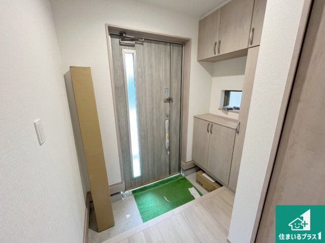 神戸市北区君影町　新築一戸建ての玄関|シューズボックスにはたくさんの靴が収納できるので玄関周りはいつもスッキリ！ご家族が増えても安心！