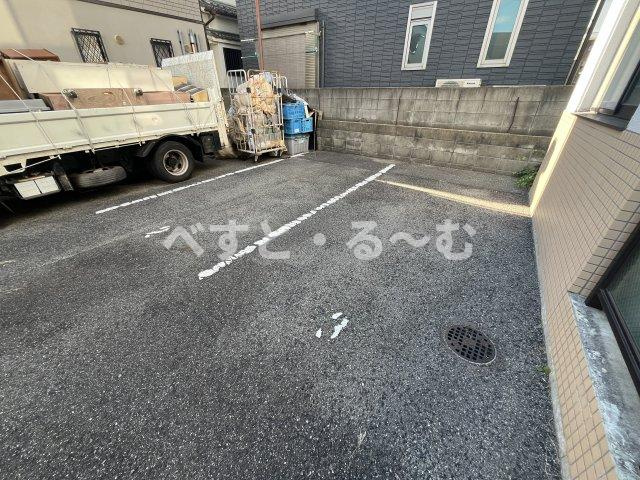 エスポワール冨田の駐車場