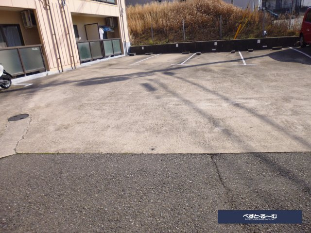 ハイツヤマネの駐車場