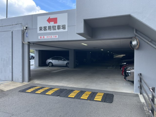 コアマンション長崎ガーデンヒルズの駐車場|駐車場入り口を撮影したものです。屋内平面と屋外平面の2種類ございます。