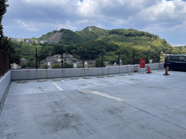コアマンション長崎ガーデンヒルズの駐車場|来客用駐車場も8台分備えており、来客時に便利です！