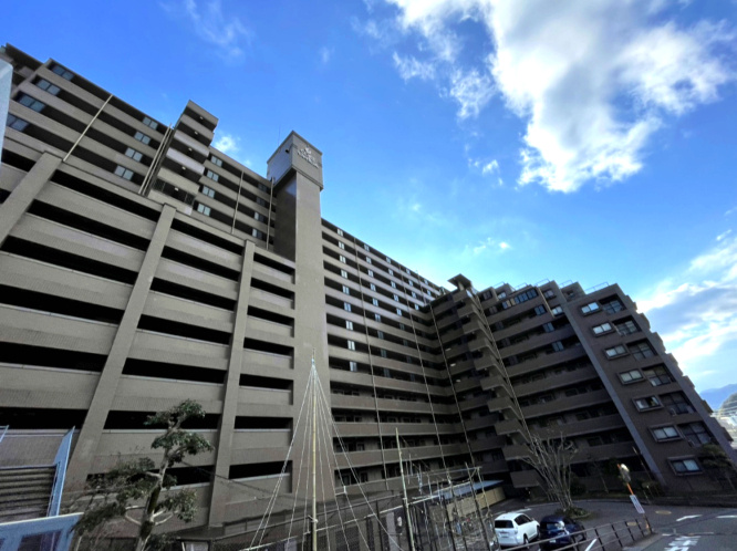 コアマンション長崎ガーデンヒルズの外観|総戸数245戸の大型マンションです。