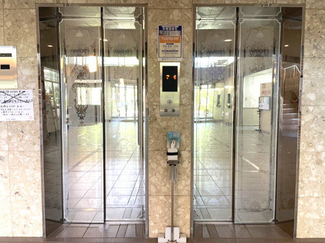 コアマンション長崎ガーデンヒルズのその他共用部分|朝の混雑を緩和するため、エントランス内のエレベーターは2基あります。