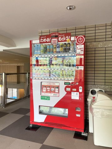 コアマンション長崎ガーデンヒルズのその他共用部分|談話スペースには自動販売機が設置されております。