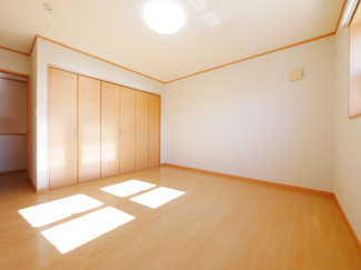 【洋室】 | 甲府市白井町 H21年築・ガレージ付オール電化 敷地162坪 | 2階真ん中の洋室　すべてのお部屋に大きなクローゼット付