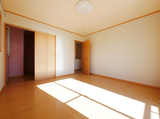 【その他】 | 甲府市白井町 H21年築・ガレージ付オール電化 敷地162坪 | 2階西側の洋室　バルコニーへ面しているお部屋です。