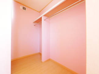 【収納】 | 甲府市白井町 H21年築・ガレージ付オール電化 敷地162坪 | 2階西側の洋室のウォークインクローゼット