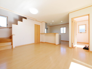 【居間・リビング】 | 甲府市白井町 H21年築・ガレージ付オール電化 敷地162坪