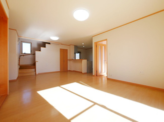 【居間・リビング】 | 甲府市白井町 H21年築・ガレージ付オール電化 敷地162坪