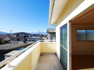 【バルコニー】 | 甲府市白井町 H21年築・ガレージ付オール電化 敷地162坪 | 南に面し、日当たりの良いバルコニー