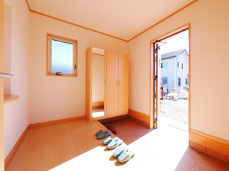 【玄関】 | 甲府市白井町 H21年築・ガレージ付オール電化 敷地162坪 | 大型下駄箱　飾り棚付きの玄関