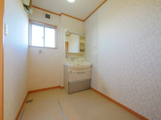 【和室】 | 甲府市白井町 H21年築・ガレージ付オール電化 敷地162坪 | シャワー付洗面化粧台　洗面所にも窓があり換気が気軽に出来ます。