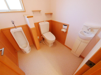 【トイレ】 | 甲府市白井町 H21年築・ガレージ付オール電化 敷地162坪 | 1階トイレ　手洗い器付き