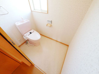 【トイレ】 | 甲府市白井町 H21年築・ガレージ付オール電化 敷地162坪 | 2階トイレ　広々としたトイレです。