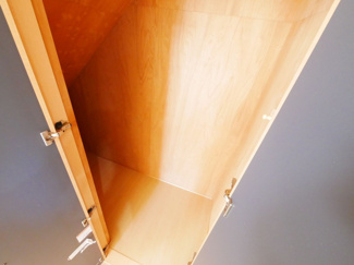 【収納】 | 甲府市白井町 H21年築・ガレージ付オール電化 敷地162坪 | 階段下収納　リビングにある収納です。掃除機などの収納にもってこいですね。