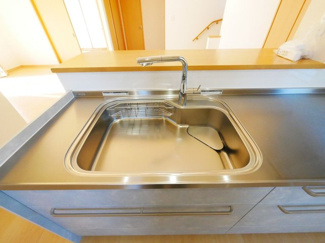 【その他】 | 甲府市白井町 H21年築・ガレージ付オール電化 敷地162坪 | カウンターキッチンなので料理をしていてもリビングの様子が分かります。