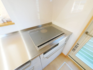 【その他】 | 甲府市白井町 H21年築・ガレージ付オール電化 敷地162坪 | IHクッキングヒーター　グリル付き