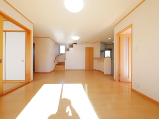 【居間・リビング】 | 甲府市白井町 H21年築・ガレージ付オール電化 敷地162坪 | 広々としたリビング　南に面するとても明るいリビング