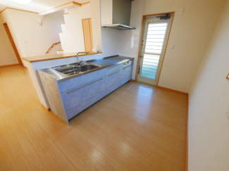 【キッチン】 | 甲府市白井町 H21年築・ガレージ付オール電化 敷地162坪 | 御勝手口付きのキッチン　背面も充分なスペースがございます。