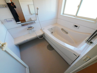 【浴室】 | 甲府市白井町 H21年築・ガレージ付オール電化 敷地162坪 | 1.25坪のとても綺麗なバスルーム　大型窓付き