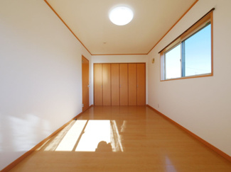 【洋室】 | 甲府市白井町 H21年築・ガレージ付オール電化 敷地162坪 | 2階東側の洋室　2面採光で明るく風通しもバッチリ。