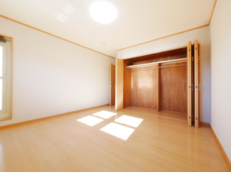 【洋室】 | 甲府市白井町 H21年築・ガレージ付オール電化 敷地162坪 | 2階真ん中の洋室　こちらのお部屋からもバルコニーへアクセス可能