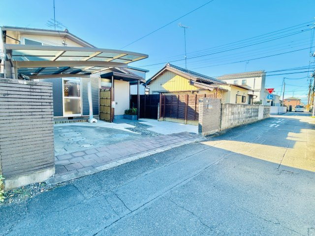 館林市広内町の前面道路含む現地写真|敷地54坪で駐車スペースを確保しながら、お庭のスペースも◎