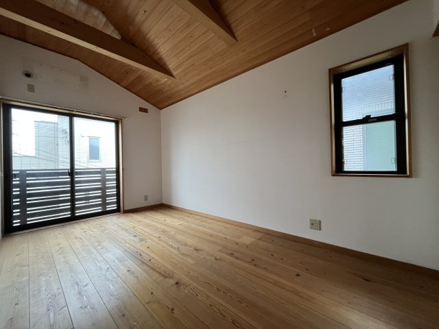 泉大津市板原町3丁目　中古戸建の洋室|【洋室7.5帖】
天井が高く木のぬくもりを日常の中で感じることができ、心地よく過ごせます。