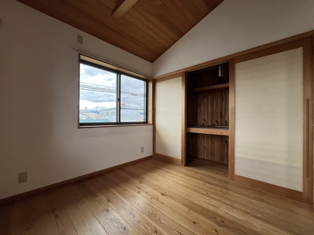 泉大津市板原町3丁目　中古戸建の洋室|【洋室4.5帖】
天井が高く木のぬくもりを日常の中で感じることができ、心地よく過ごせます。