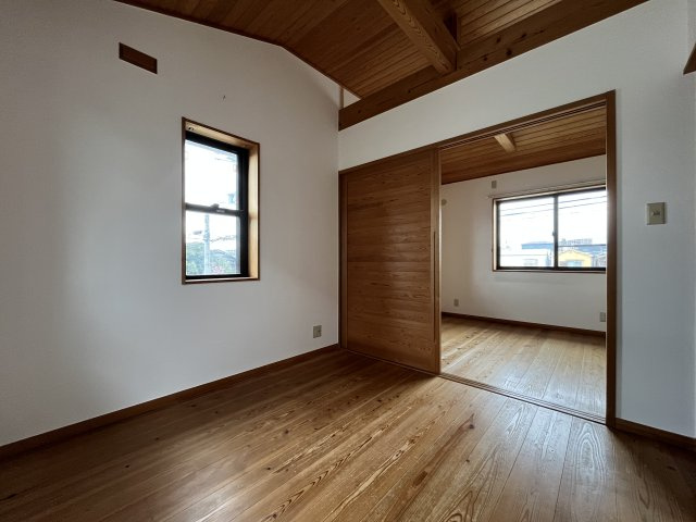 泉大津市板原町3丁目　中古戸建の洋室|【洋室4.5帖】
木のぬくもりを日常の中で感じられます。
扉を外すと約9帖のお部屋にもできます。