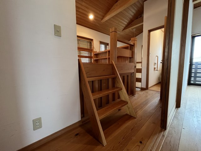 泉大津市板原町3丁目　中古戸建の洋室|2階ホールに約2帖の小上がりロフトがございます。
お子様の遊び場や書斎・勉強コーナーなどに活用ok。