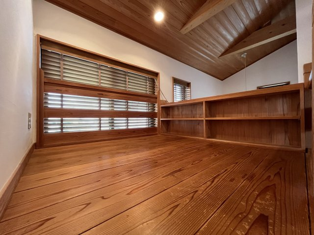 泉大津市板原町3丁目　中古戸建の洋室|2階ホールに約2帖の小上がりロフトがございます。
お子様の遊び場や書斎・勉強コーナーなどに活用ok。