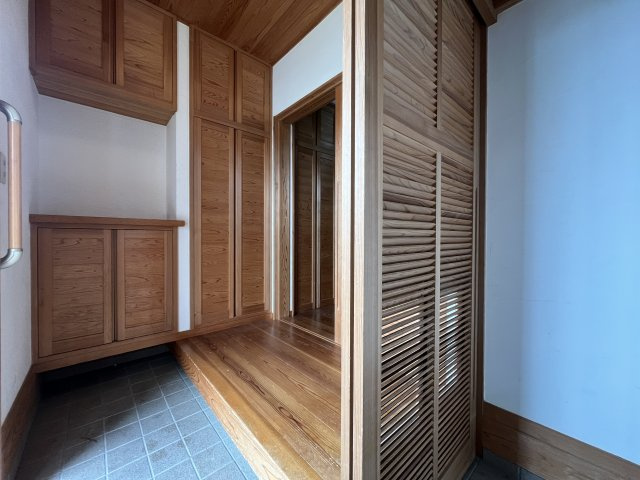 泉大津市板原町3丁目　中古戸建の玄関|ベビーカーやゴルフバッグなどがラクラク収納できるシューズクローク付きです。
収納力豊富です。