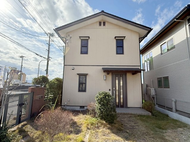 泉大津市板原町3丁目　中古戸建の外観|ぬくもりのある木の香りに包まれた木のお家。
土地約60坪で広々としたお庭がございます。