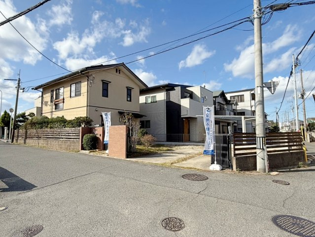 泉大津市板原町3丁目　中古戸建の前面道路含む現地写真|南東約7.3ｍ×北東約3.4ｍの角地。
前道が広く駐車もラクラクです。