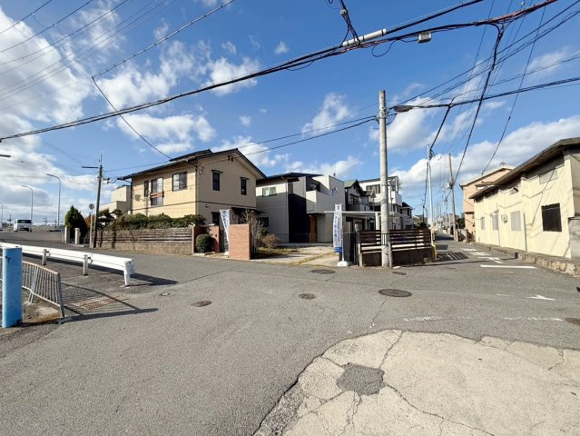 泉大津市板原町3丁目　中古戸建の前面道路含む現地写真|南東約7.3ｍ×北東約3.4ｍの角地。
前道が広く駐車もラクラクです。