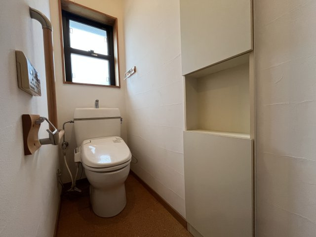 泉大津市板原町3丁目　中古戸建のトイレ|タンクレストイレで掃除もラクラク。
もちろんウォシュレットもついてます。