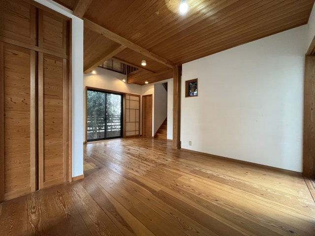 泉大津市板原町3丁目　中古戸建の居間・リビング|木のぬくもりを日常の中で感じることができ、
広々空間にご家族皆様が心地よく快適に過ごせます。