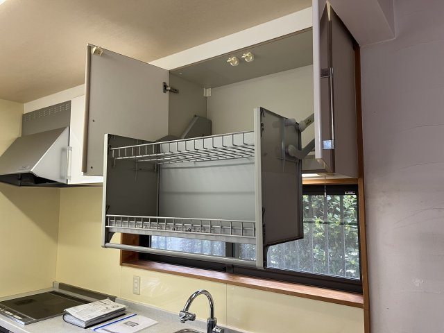 泉大津市板原町3丁目　中古戸建のキッチン|昇降式吊戸棚のため出し入れがラクラクです。
