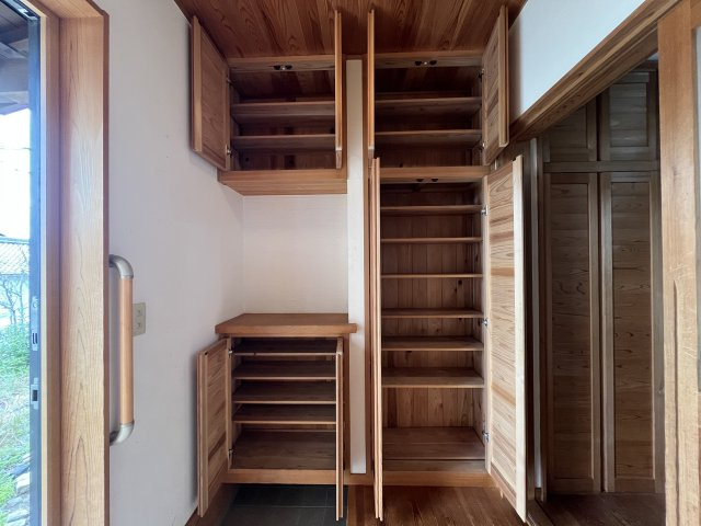 泉大津市板原町3丁目　中古戸建の収納|シューズクロークのほかに、靴が多くても安心の玄関収納つき。