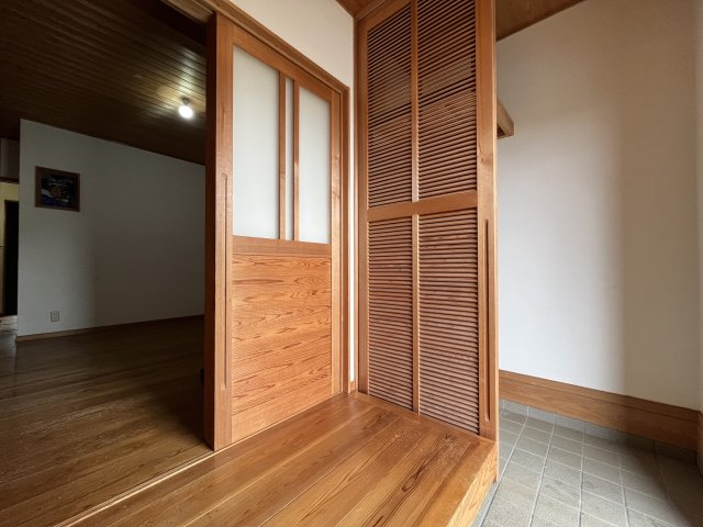 泉大津市板原町3丁目　中古戸建の玄関|ベビーカーやゴルフバッグなどがラクラク収納できるシューズクローク付きです。
収納力豊富です。