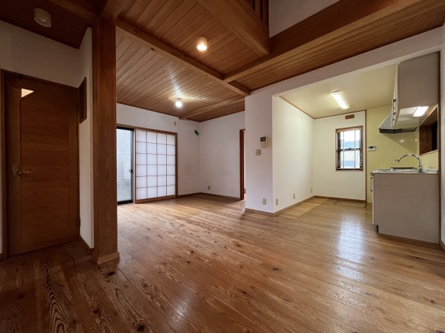 泉大津市板原町3丁目　中古戸建の居間・リビング|ぬくもりのある木の香りに包まれた木のお家。
吹き抜けがあり広々空間にご家族皆様が快適に過ごせます。