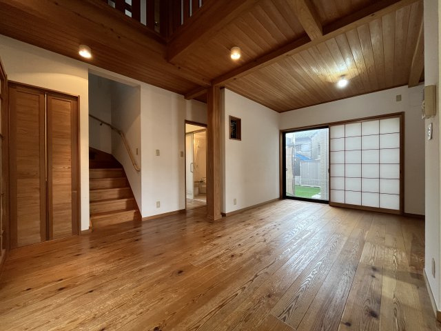 泉大津市板原町3丁目　中古戸建の居間・リビング|木のぬくもりを日常の中で感じることができ、
広々空間にご家族皆様が心地よく快適に過ごせます。