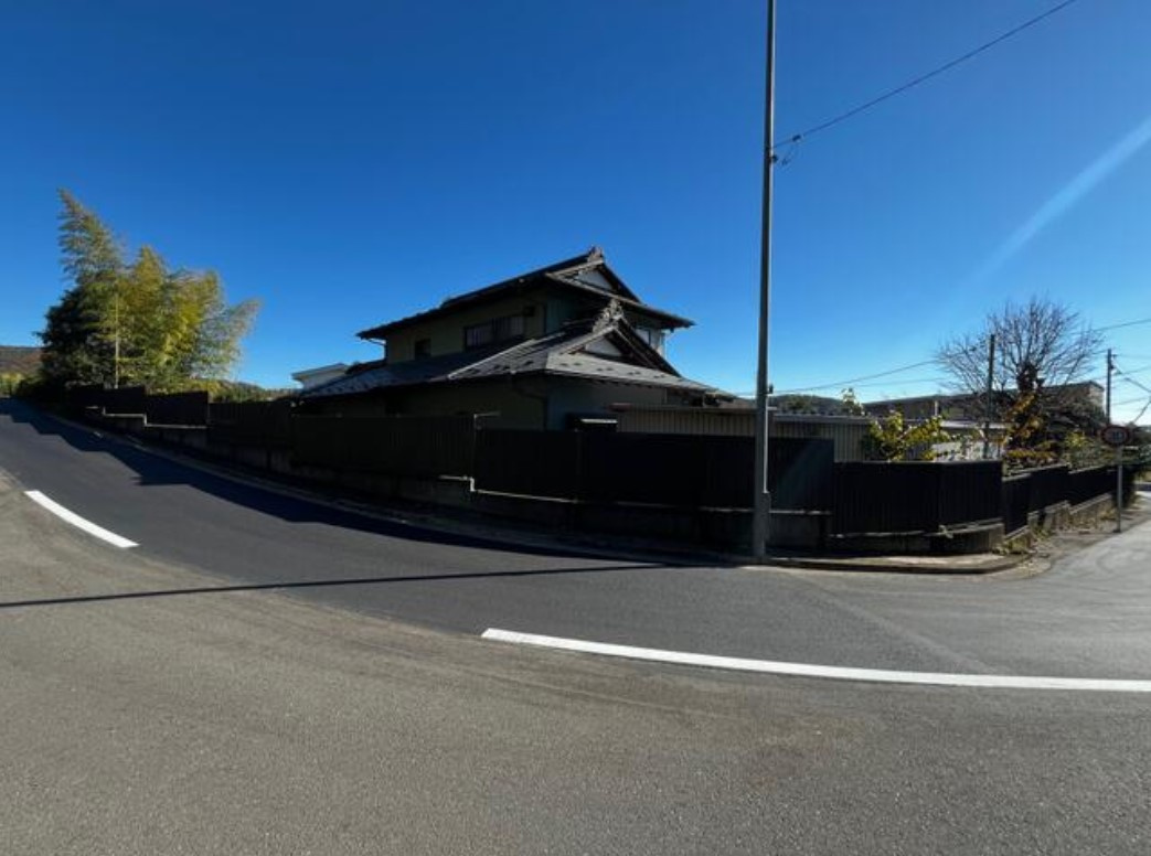 秦野市落合　広大な敷地と大型中古住宅の前面道路含む現地写真