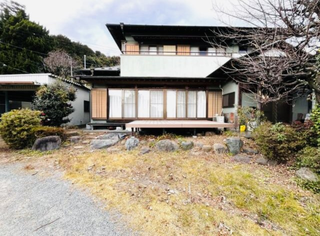 秦野市落合　広大な敷地と大型中古住宅の外観